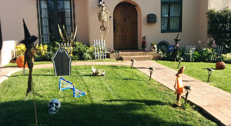 Illustration for article titled Halloween Decorations From a Few Neighborhoods